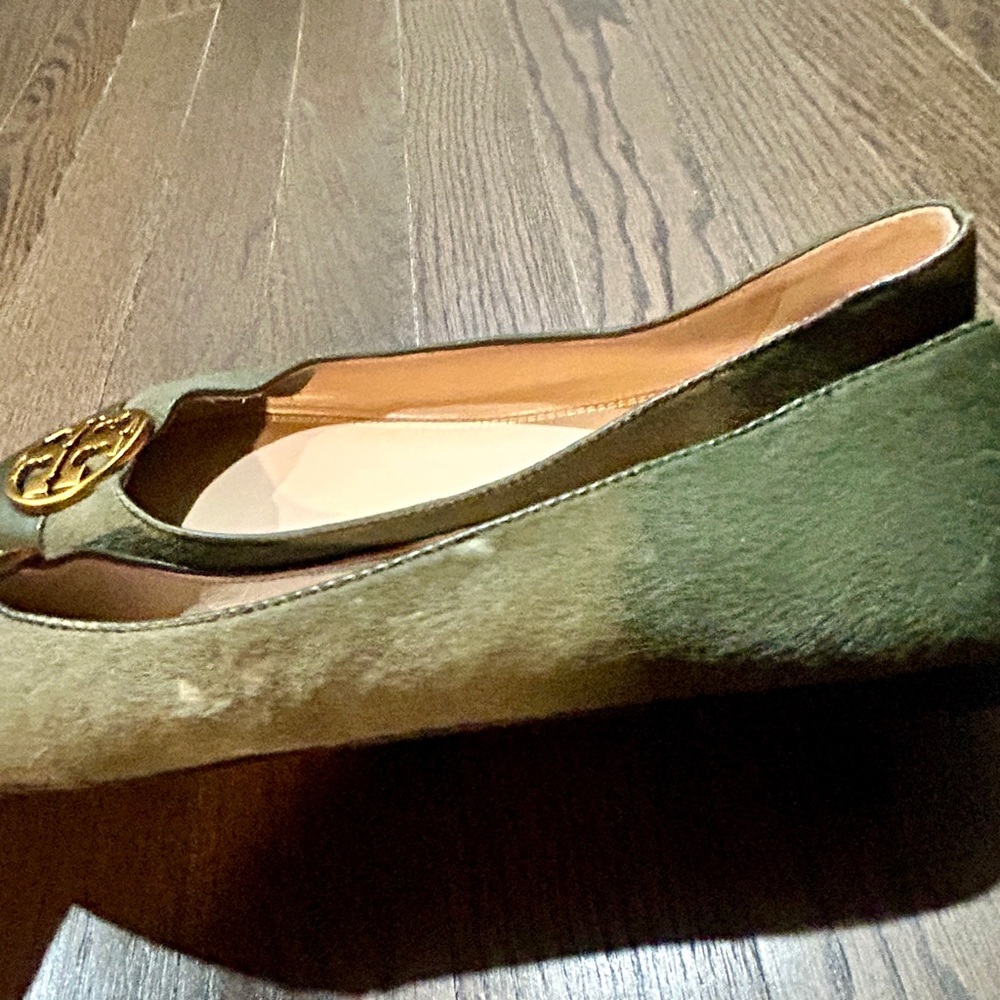 Tory Burch Olive Green Logo Ballet Flats with Gold Emblem - Size 8.5 - Picture 5 of 6